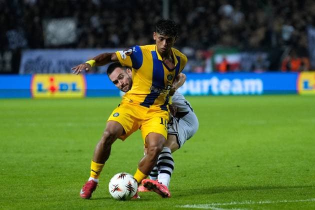 PAOK v Maccabi Tel Aviv - UEFA Europa League THESSALONIKI, GREECE - SEPTEMBER 24: Maccabi’s forward Kervin Andrade in action against PAOK’s forward Andrija Zivkovic during the UEFA Europa League first week football match between PAOK and Maccabi Tel Aviv at Toumba Stadium in Thessaloniki, Greece on September 24, 2025. Konstantinos Tsakalidis Anadolu Thessaloniki Greece. Editorial use only. Please get in touch for any other usage.  Copyright: x2025xAnadoluxKonstantinosxTsakalidisx