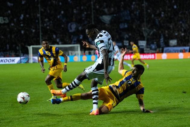 PAOK v Maccabi Tel Aviv - UEFA Europa League THESSALONIKI, GREECE - SEPTEMBER 24: PAOK’s defender Abdul Rahman Baba and Maccabi’s midfielder Kristijan Belic fight for the ball during the UEFA Europa League first week football match between PAOK and Maccabi Tel Aviv at Toumba Stadium in Thessaloniki, Greece on September 24, 2025. Konstantinos Tsakalidis Anadolu Thessaloniki Greece. Editorial use only. Please get in touch for any other usage.  Copyright: x2025xAnadoluxKonstantinosxTsakalidisx