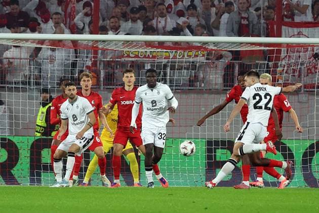 24.09.2025, xrekx, Fussball UEFA Europa League, SC Freiburg - FC Basel v.l. Noah Atubolu (SC Freiburg) LÃ o Leroy (FC Basel 1893) (DFL DFB REGULATIONS PROHIBIT ANY USE OF PHOTOGRAPHS as IMAGE SEQUENCES and or QUASI-VIDEO) Freiburg
