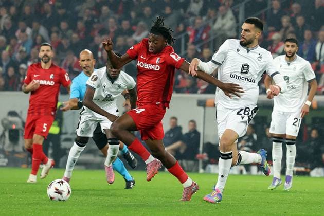 24.09.2025, xrekx, Fussball UEFA Europa League, SC Freiburg - FC Basel v.l. Johan Manzambi (SC Freiburg) Adrian Leon Barisic (FC Basel 1893) (DFL DFB REGULATIONS PROHIBIT ANY USE OF PHOTOGRAPHS as IMAGE SEQUENCES and or QUASI-VIDEO) Freiburg