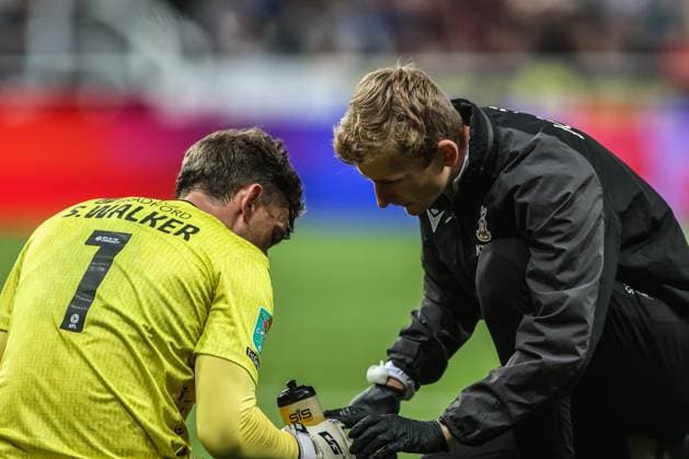 Carabao Cup Round 3 Newcastle United v Bradford City Sam Walker of Bradford City speaks to the physio as he goes down injured during the Carabao Cup Round 3 match Newcastle United vs Bradford City at St. James s Park, Newcastle, United Kingdom, 24th September 2025 (Photo by Alfie Cosgrove News Images) Newcastle St. James s Park Tyne and Wear United Kingdom Copyright: xAlfiexCosgrove NewsxImagesx