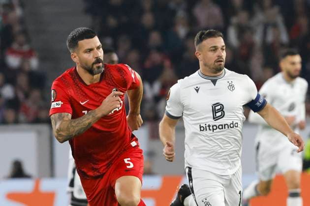 Anthony Jung (SC Freiburg, 05) und Xherdan Shaqiri (FC Basel, 10) , Deutschland, Fussball, UEFA Europa League, 1. Spieltag, 2025 2026, SC Freiburg vs. FC Basel, 24.09.2025, Stadion am Wolfswinkel, Freiburg im Breisgau, Deutschland Freiburg im Breisgau Stadion am Wolfswinkel Baden-Württemberg Deutschland Copyright: xGrantxHubbsx
