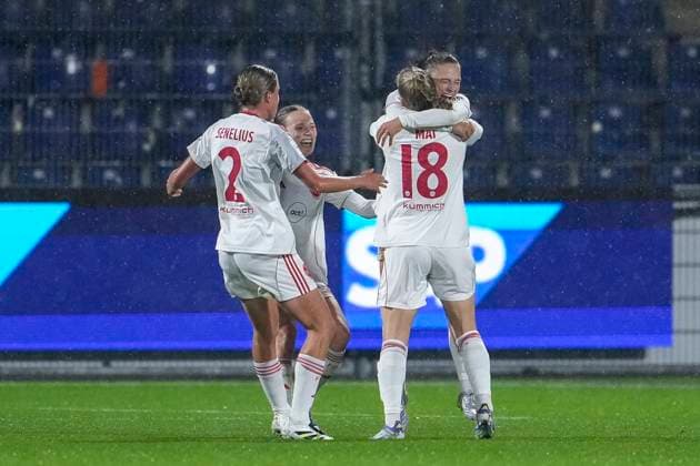 Spielerinnen vom 1. FC Nürnberg, jubeln über das Tor zum 0:1, Jubel, Torjubel, Torerfolg, celebrate the goal, goal, celebration, jubelt ueber das Tor, Freuen, Freude, freut sich, optimistisch, positiv, Spielszene, Highlight, Action, Aktion, 24.09.2025, Sinsheim (Hoffenheim) (Deutschland), Fussball, Google Pixel Frauen-Bundesliga, TSG 1899 Hoffenheim - 1. FC Nürnberg, DFB DFL REGULATIONS PROHIBIT ANY USE OF PHOTOGRAPHS AS IMAGE SEQUENCES AND OR QUASI-VIDEO.