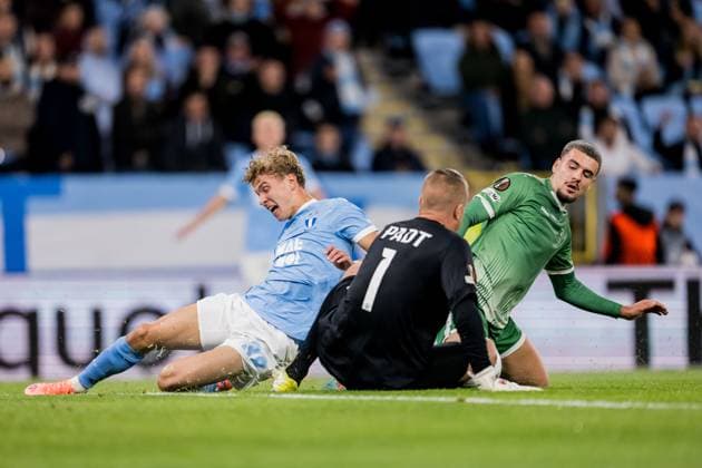 250924 Hugo Bolin of Malmö FF against goalkeeper Sergio Padt and Edvin Kurtulus of Ludogorets during the UEFA Europa League football match between Malmö FF and Ludogorets on September 24, 2025 in Malmö. Photo: Petter Arvidson BILDBYRAN kod PA PA1085 fotboll football soccer fotball uefa europa league europa league malmö ff ludogorets bbeng bbauto Copyright: PETTERxARVIDSON BB250924PA131