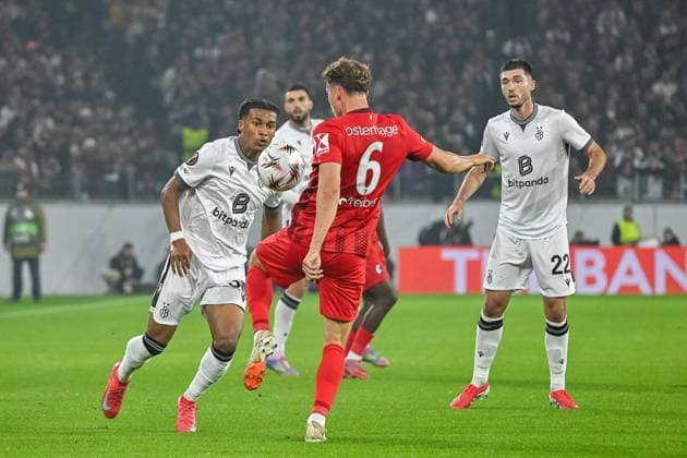 Patrick Osterhage (SC Freiburg, 06) am Ball vor Kevin Carlos Omoruyi Benjamin (FC Basel, 09) GER, SC Freiburg - FC Basel, Fussball, Europa League, 1. Spieltag, Saison 2025 2026, 24.09.2025 GER, SC Freiburg - FC Basel, Fussball, Europa League, 1. Spieltag, Saison 2025 2026, 24.09.2025 Freiburg Copyright: xEibner-Pressefoto ThomasxHessx EP_THS