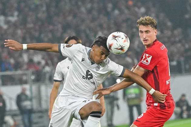 Kevin Carlos Omoruyi Benjamin (FC Basel, 09), Patrick Osterhage (SC Freiburg, 06) im Duell um den Ball. GER, SC Freiburg - FC Basel, Fussball, Europa League, 1. Spieltag, Saison 2025 2026, 24.09.2025 GER, SC Freiburg - FC Basel, Fussball, Europa League, 1. Spieltag, Saison 2025 2026, 24.09.2025 Freiburg Copyright: xEibner-Pressefoto ThomasxHessx EP_THS