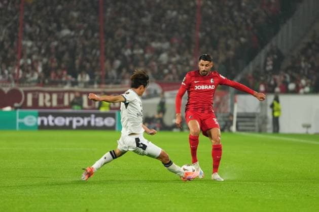UEFA Europa League: SC Freiburg vs FC Basel, 24.09.2025 Pressschlag zwischen Wouter Burger (FC Basel, 6) und Vincenzo Grifo (SC Freiburg, 32) UEFA Europa League: SC Freiburg vs FC Basel, Europa-Park-Stadion, 24.09.2025 Copyright: xBEAUTIFULxSPORTS Boscox