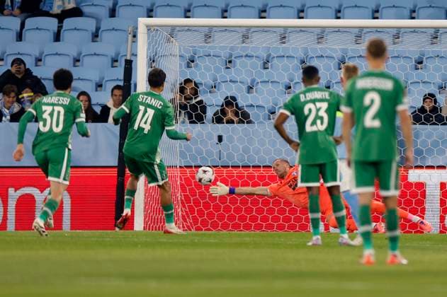 MALMÖ, SWEDEN 20250924 LudogoretÂ s Petar StaniÄ‡ scores 0-1 on penalty shot during the Europa League football match between Malmö FF and PFK Ludogorets Razgrad at New Malmö Stadium (Eleda Stadion) in Malmö, Sweden September 25, 2025. MALMÖ SWEDEN x10600x