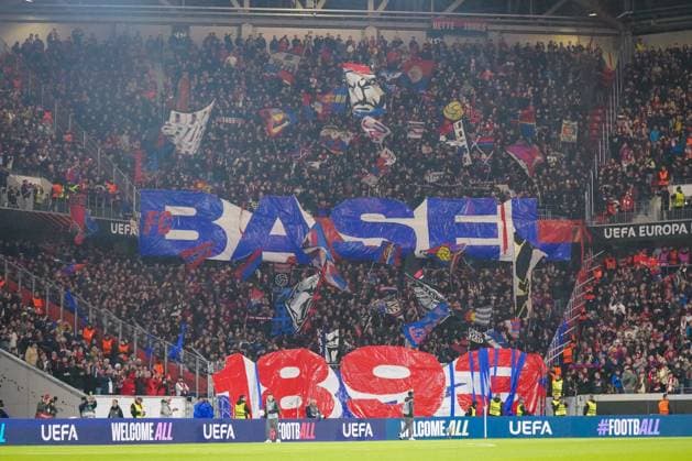 Fussball: UEFA Europa League 2025 26, 1. Spieltag - SC Freiburg vs FC Basel - Europa-Park-Stadion (Freiburg): FC Basel Fans mit großer Choreografie BASEL 1893, Fahnen und Bannern, eindrucksvolle Stimmung im Gästeblock, Fan-Kultur, UEFA-Wettbewerb, emotionale Unterstützung, Sicherheitskräfte am Spielfeldrand. Freiburg im Breisgau Baden-Württemberg Deutschland Copyright: xJOERANxSTEINSIEKx