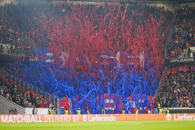 Fussball: UEFA Europa League 2025 26, 1. Spieltag - SC Freiburg vs FC Basel - Europa-Park-Stadion (Freiburg): Choreografie der FC Basel Fans mit rot-blauen Luftschlangen, beeindruckende Fan-Inszenierung im Gästeblock, farbenfrohe Unterstützung, UEFA-Wettbewerb, Emotionen und Fankultur, Sicherheitskräfte am Spielfeldrand. Freiburg im Breisgau Baden-Württemberg Deutschland Copyright: xJOERANxSTEINSIEKx