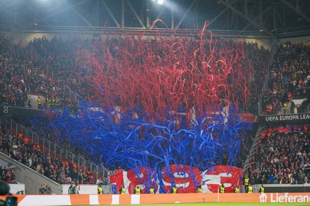 Fussball: UEFA Europa League 2025 26, 1. Spieltag - SC Freiburg vs FC Basel - Europa-Park-Stadion (Freiburg): Choreografie der FC Basel Fans mit rot-blauen Luftschlangen, beeindruckende Fan-Inszenierung im Gästeblock, farbenfrohe Unterstützung, UEFA-Wettbewerb, Emotionen und Fankultur, Sicherheitskräfte am Spielfeldrand. Freiburg im Breisgau Baden-Württemberg Deutschland Copyright: xJOERANxSTEINSIEKx