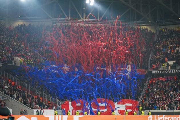 Fussball: UEFA Europa League 2025 26, 1. Spieltag - SC Freiburg vs FC Basel - Europa-Park-Stadion (Freiburg): Choreografie der FC Basel Fans mit rot-blauen Luftschlangen, beeindruckende Fan-Inszenierung im Gästeblock, farbenfrohe Unterstützung, UEFA-Wettbewerb, Emotionen und Fankultur, Sicherheitskräfte am Spielfeldrand. Freiburg im Breisgau Baden-Württemberg Deutschland Copyright: xJOERANxSTEINSIEKx