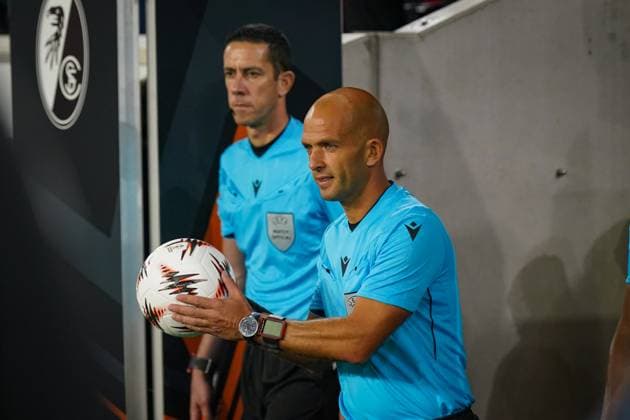 Fussball: UEFA Europa League 2025 26, 1. Spieltag - SC Freiburg vs FC Basel - Europa-Park-Stadion (Freiburg): Schiedsrichter Luis Miguel Branco Godinho (Portugal) Freiburg im Breisgau Baden-Württemberg Deutschland Copyright: xJOERANxSTEINSIEKx