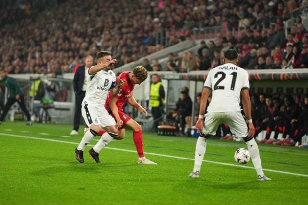 UEFA Europa League: SC Freiburg vs FC Basel, 24.09.2025 Xherdan Shaqiri (FC Basel, 10) d? Patrick Osterhage (SC Freiburg, 6) einen schubs gibt UEFA Europa League: SC Freiburg vs FC Basel, Europa-Park-Stadion, 24.09.2025 Copyright: xBEAUTIFULxSPORTS Boscox