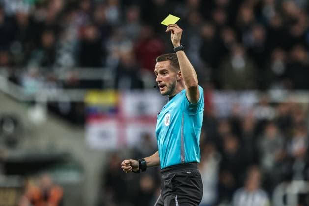 Carabao Cup Round 3 Newcastle United v Bradford City Referee Thomas Kirk gives a yellow card to Tommy Leigh of Bradford City during the Carabao Cup Round 3 match Newcastle United vs Bradford City at St. James s Park, Newcastle, United Kingdom, 24th September 2025 (Photo by Alfie Cosgrove News Images) Newcastle St. James s Park Tyne and Wear United Kingdom Copyright: xAlfiexCosgrove NewsxImagesx