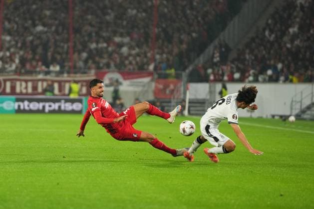 UEFA Europa League: SC Freiburg vs FC Basel, 24.09.2025 Pressschlag zwischen Wouter Burger (FC Basel, 6) und Vincenzo Grifo (SC Freiburg, 32) UEFA Europa League: SC Freiburg vs FC Basel, Europa-Park-Stadion, 24.09.2025 Copyright: xBEAUTIFULxSPORTS Boscox