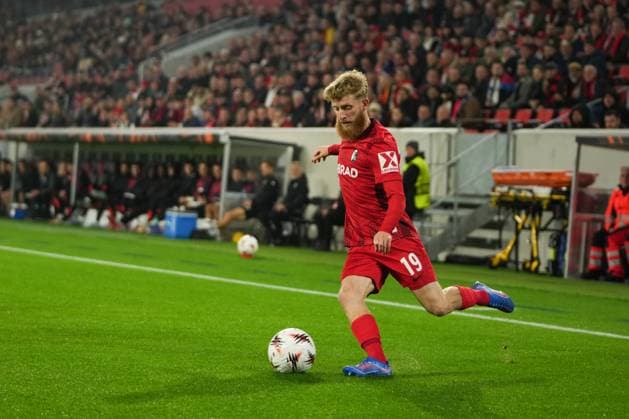 UEFA Europa League: SC Freiburg vs FC Basel, 24.09.2025 Jan?Niklas Beste (SC Freiburg, 19) am Ball UEFA Europa League: SC Freiburg vs FC Basel, Europa-Park-Stadion, 24.09.2025 Copyright: xBEAUTIFULxSPORTS Boscox