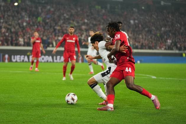 UEFA Europa League: SC Freiburg vs FC Basel, 24.09.2025 Zweikampf zwischen Wouter Burger (FC Basel, 6) und Johan Manzambi (SC Freiburg, 44) UEFA Europa League: SC Freiburg vs FC Basel, Europa-Park-Stadion, 24.09.2025 Copyright: xBEAUTIFULxSPORTS Boscox