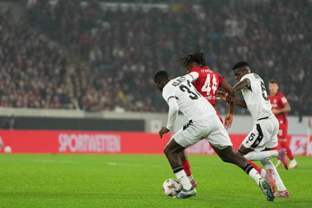 UEFA Europa League: SC Freiburg vs FC Basel, 24.09.2025 Johan Manzambi (SC Freiburg, 44) der sich versucht durchzusetzen gegen Jonas Adjetey (FC Basel, 32) und Finn van Breemen (FC Basel, 5) UEFA Europa League: SC Freiburg vs FC Basel, Europa-Park-Stadion, 24.09.2025 Copyright: xBEAUTIFULxSPORTS Boscox