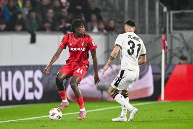 Johan Manzambi (SC Freiburg) und Dominik Schmid (FC Basel) battle for the ball during the UEFA Europa League 2025 26 League Phase MD1 match between SC Freiburg and FC Basel 1893 at Stadion am Wolfswinkel on September 24, 2025 in Freiburg, Germany. (Photo by Harry Langer DeFodi Images) Johan Manzambi SC Freiburg and Dominik Schmid FC Basel battle for the ball during the UEFA Europa League 2025 26 League Phase MD1 match between SC Freiburg and FC Basel 1893 at Stadion am Wolfswinkel on September 24, 2025 in Freiburg, Germany Photo by Harry Langer DeFodi Images