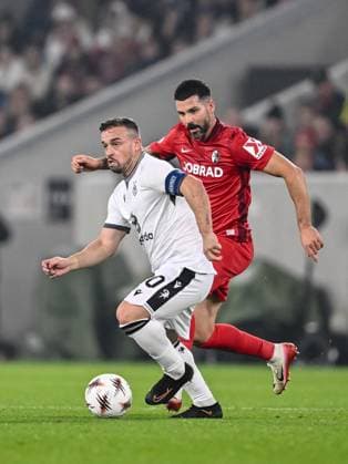 Xherdan Shaqiri (FC Basel) und Anthony Jung (SC Freiburg) battle for the ball during the UEFA Europa League 2025 26 League Phase MD1 match between SC Freiburg and FC Basel 1893 at Stadion am Wolfswinkel on September 24, 2025 in Freiburg, Germany. (Photo by Harry Langer DeFodi Images) Xherdan Shaqiri FC Basel and Anthony Jung SC Freiburg battle for the ball during the UEFA Europa League 2025 26 League Phase MD1 match between SC Freiburg and FC Basel 1893 at Stadion am Wolfswinkel on September 24, 2025 in Freiburg, Germany Photo by Harry Langer DeFodi Images