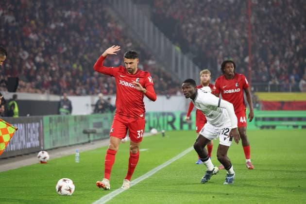 24.09.2025, xrekx, Fussball UEFA Europa League, SC Freiburg - FC Basel v.l. Vincenzo Grifo (SC Freiburg) Jonas Adjetey (FC Basel 1893) (DFL DFB REGULATIONS PROHIBIT ANY USE OF PHOTOGRAPHS as IMAGE SEQUENCES and or QUASI-VIDEO) Freiburg