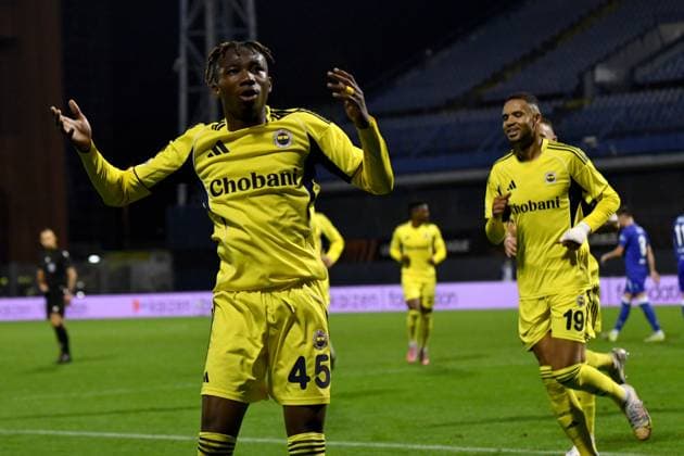 Zagreb, Croatia, September 24th 2025, Fenerbahce celebrate score during the UEFA Europa League, League phase Matchday 1, match between Dinamo Zagreb (Croatia) and Fenerbahce (Turkey) at Stadium Maksimir, Zagreb, Croatia.(Photo by Natasa Kupljenik Sports Press Photo)  Copyright: xNatasaxKupljenikx xSPPx Sportspressphoto_SPR31297