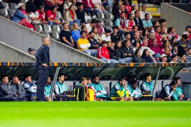 UEFA Europa League: S.C. Braga v Feyenoord Braga - Physiotherapist Jasper van Kempen of Feyenoord, Club Doctor Joost van der Hoek of Feyenoord, Goalkeeper Justin Bijlow of Feyenoord, Head Coach Robin van Persie of Feyenoord, Jaden Slory of Feyenoord, Luciano Valente of Feyenoord, Jan Plug of Feyenoord, Aymen Sliti of Feyenoord, Cyle Larin of Feyenoord, Goalkeeper Liam Bossin of Feyenoord, Jordan Lotomba of Feyenoord, Tsuyoshi Watanabe of Feyenoord and Jordan Bos of Feyenoord during the first match of the UEFA Europa League 2025 2026. The match is set between S.C. Braga and Feyenoord at Estadio Municipal de Braga on 24 September 2025 in Braga, Portugal. Copyright: xYannickxVerhoevenx