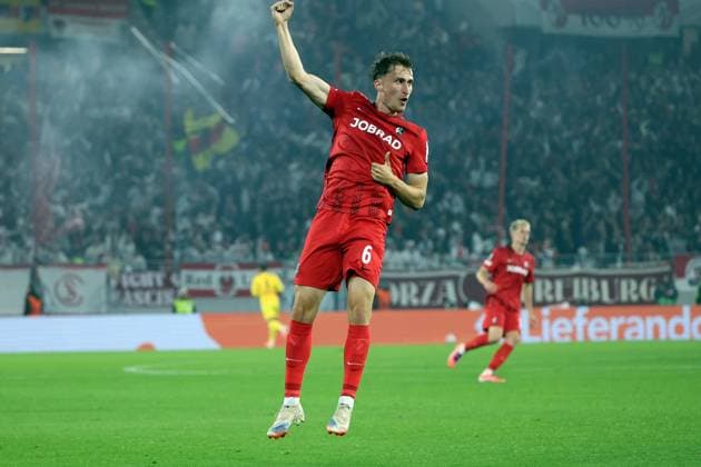24.09.2025, xrekx, Fussball UEFA Europa League, SC Freiburg - FC Basel v.l. Torjubel nach dem Tor zum celebrating the goal celebrate 1:0 durch Patrick Osterhage (SC Freiburg) (DFL DFB REGULATIONS PROHIBIT ANY USE OF PHOTOGRAPHS as IMAGE SEQUENCES and or QUASI-VIDEO) Freiburg