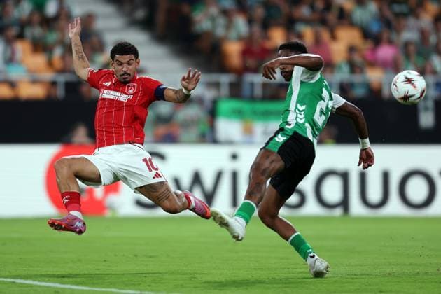 Morgan Gibbs-White of Nottingham Forest is challenged by Junior Firpo of Real Betis Real Betis v Nottingham Forest, UEFA Europa League, Football, Villamarin Stadium, Seville, Spain - 24 Sep 2025Seville Villamarin Stadium Spain EDITORIAL USE ONLY No use with unauthorised audio, video, data, fixture lists, club league logos or live services. Online in-match use limited to 120 images, no video emulation. No use in betting, games or single club league player publications. Copyright: xAntonioxPozo Shutterstockx 15498594aa