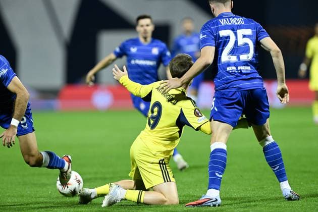 Dinamo Zagreb v Fenerbahce - UEFA Europa League ZAGREB, CROATIA - SEPTEMBER 24: Moris Valincic (25) of Dinamo Zagreb in action against Kerem Akturkuglu (9) of Fenerbahce during the UEFA Europa League week 1 match between Dinamo Zagreb and Fenerbahce at Maksimir Stadium in Zagreb, Croatia, on September 24, 2025. Elif Ozturk Anadolu Zagreb Croatia. Editorial use only. Please get in touch for any other usage.  Copyright: x2025xAnadoluxElifxOzturkx