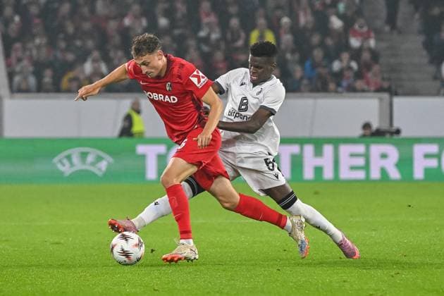 Abemly Meto Silu Metinho (FC Basel, 05), Patrick Osterhage (SC Freiburg, 06) im Zweikampf um den Ball. GER, SC Freiburg - FC Basel, Fussball, Europa League, 1. Spieltag, Saison 2025 2026, 24.09.2025 GER, SC Freiburg - FC Basel, Fussball, Europa League, 1. Spieltag, Saison 2025 2026, 24.09.2025 Freiburg Copyright: xEibner-Pressefoto ThomasxHessx EP_THS