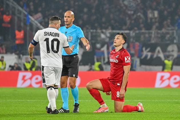 Xherdan Shaqiri (FC Basel, 10) mit Emotion in Richtung Patrick Osterhage (SC Freiburg, 06), bei Luis Godinho (Schiedsrichter) GER, SC Freiburg - FC Basel, Fussball, Europa League, 1. Spieltag, Saison 2025 2026, 24.09.2025 GER, SC Freiburg - FC Basel, Fussball, Europa League, 1. Spieltag, Saison 2025 2026, 24.09.2025 Freiburg Copyright: xEibner-Pressefoto ThomasxHessx EP_THS