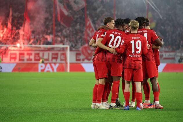 24.09.2025, xrekx, Fussball UEFA Europa League, SC Freiburg - FC Basel v.l. Torjubel nach dem Tor zum celebrating the goal celebrate 1:0 durch Patrick Osterhage (SC Freiburg) (DFL DFB REGULATIONS PROHIBIT ANY USE OF PHOTOGRAPHS as IMAGE SEQUENCES and or QUASI-VIDEO) Freiburg