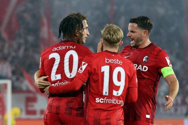 24.09.2025, xrekx, Fussball UEFA Europa League, SC Freiburg - FC Basel v.l. Torjubel nach dem Tor zum celebrating the goal celebrate 1:0 durch Patrick Osterhage (SC Freiburg) mit Junior Adamu (SC Freiburg) Niklas Beste (SC Freiburg) Christian Günter Guenter (SC Freiburg) (DFL DFB REGULATIONS PROHIBIT ANY USE OF PHOTOGRAPHS as IMAGE SEQUENCES and or QUASI-VIDEO) Freiburg