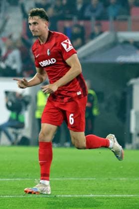 24.09.2025, xrekx, Fussball UEFA Europa League, SC Freiburg - FC Basel v.l. Torjubel nach dem Tor zum celebrating the goal celebrate 1:0 durch Patrick Osterhage (SC Freiburg) (DFL DFB REGULATIONS PROHIBIT ANY USE OF PHOTOGRAPHS as IMAGE SEQUENCES and or QUASI-VIDEO) Freiburg