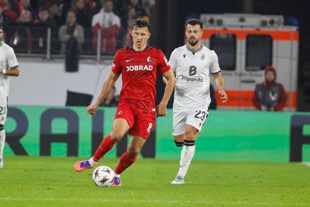 Maximilian Eggestein (SC Freiburg, 08) und Albian Ajeti (FC Basel, 23) im Laufduell , Deutschland, Fussball, UEFA Europa League, 1. Spieltag, 2025 2026, SC Freiburg vs. FC Basel, 24.09.2025, Stadion am Wolfswinkel, Freiburg im Breisgau, Deutschland Freiburg im Breisgau Stadion am Wolfswinkel Baden-Württemberg Deutschland Copyright: xGrantxHubbsx