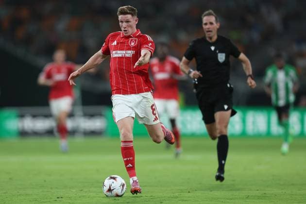 Elliot Anderson of Nottingham Forest on the ball Real Betis v Nottingham Forest, UEFA Europa League, Football, Villamarin Stadium, Seville, Spain - 24 Sep 2025Seville Villamarin Stadium Spain EDITORIAL USE ONLY No use with unauthorised audio, video, data, fixture lists, club league logos or live services. Online in-match use limited to 120 images, no video emulation. No use in betting, games or single club league player publications. Copyright: xAntonioxPozo Shutterstockx 15498594ad