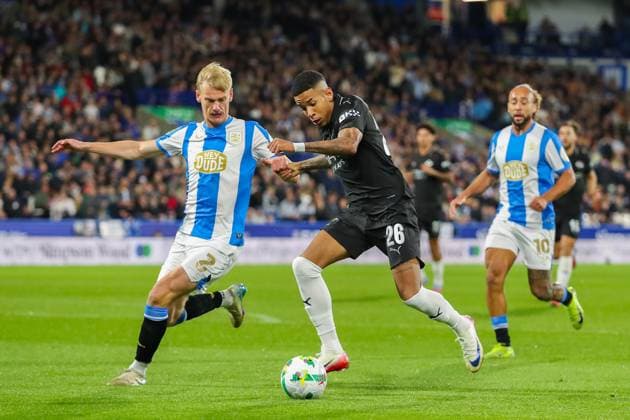 Huddersfield Town AFC v Manchester City FC, Carabao Cup Round 3 Savio Of Manchester City battles with Lasse Sorensen Of Huddersfield Town during the Huddersfield Town AFC v Manchester City FC Carabao Cup Round 3 match at the Accu Stadium, Huddersfield, England, United Kingdom on 24 September 2025 Credit: Lee Keuneke Every Second Media Editorial use only. All images are copyright Every Second Media Limited. No images may be reproduced without prior permission. All rights reserved. Premier League and Football League images are subject to licensing agreements with Football DataCo Limited. see https: www.football-dataco.com Copyright: xIMAGO EveryxSecondxMediax ESM-1596-0032 LeexKeunekex xEveryxSecondxMediax