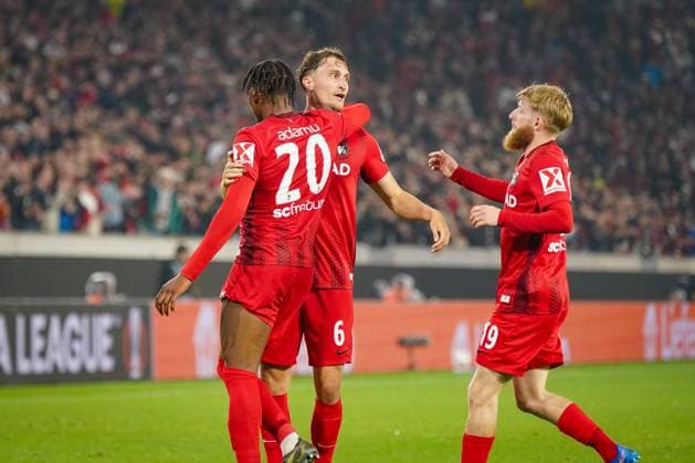 Fussball: UEFA Europa League 2025 26, 1. Spieltag - SC Freiburg vs FC Basel - Europa-Park-Stadion (Freiburg): Tor und Torjubel zum 1:0 durch Patrick Osterhage (SC Freiburg, 06) Freude, Emotionen, Jubel mit Jan-Niklas Beste (SC Freiburg, 19) Junior Adamu (SC Freiburg, 20) Freiburg im Breisgau Baden-Württemberg Deutschland Copyright: xJOERANxSTEINSIEKx