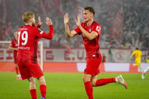 Fussball: UEFA Europa League 2025 26, 1. Spieltag - SC Freiburg vs FC Basel - Europa-Park-Stadion (Freiburg): Tor und Torjubel zum 1:0 durch Patrick Osterhage (SC Freiburg, 06) Freude, Emotionen, Jubel mit Jan-Niklas Beste (SC Freiburg, 19) Freiburg im Breisgau Baden-Württemberg Deutschland Copyright: xJOERANxSTEINSIEKx