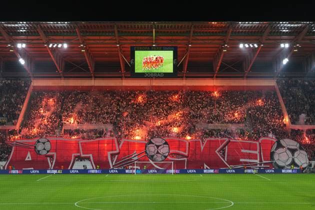 Choreografie der Fans, Ultras, Banner, Fahnen, Schal, Tribüne, Choreographie, Pyrotechnik, Bengalo, Feuer, Rauch, Pyro , Deutschland, Fussball, UEFA Europa League, 1.Spieltag, Ligaphase, 2025 2026, SC Freiburg vs. FC Basel, 24.09.2025, Europa-Park Stadion, Freiburg, Deutschland Freiburg Europa-Park Stadion Baden-Württemberg Deutschland Copyright: xArnexAmbergx