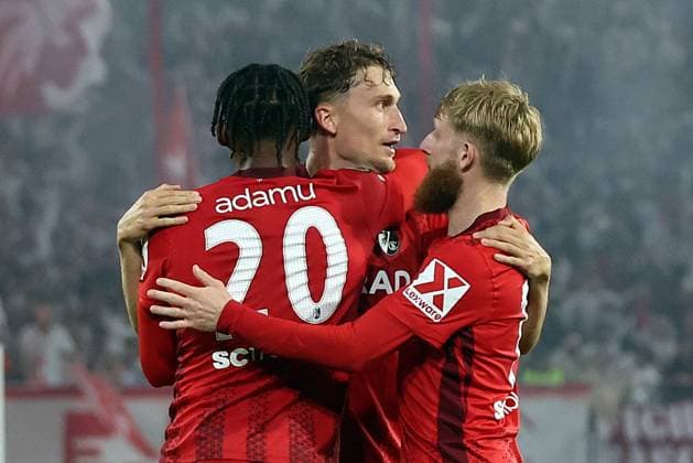 24.09.2025, xrekx, Fussball UEFA Europa League, SC Freiburg - FC Basel v.l. Torjubel nach dem Tor zum celebrating the goal celebrate 1:0 durch Patrick Osterhage (SC Freiburg) mit Junior Adamu (SC Freiburg) Niklas Beste (SC Freiburg) (DFL DFB REGULATIONS PROHIBIT ANY USE OF PHOTOGRAPHS as IMAGE SEQUENCES and or QUASI-VIDEO) Freiburg