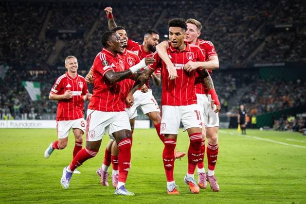 September 24, 2025, Sevilla, Spain, Spain: Igor JESUS of Nottingham Forest celebrate his goal with teammates during the UEFA Europa League, League Phase MD1 match between Real Betis Balompie and Nottingham Forest at Estadio La Cartuja on September 24, 2025 in Sevilla, Spain. Rafael Roman Sevilla Spain - ZUMAm308 20250924_zsp_m308_002 Copyright: xMatthieuxMirvillex