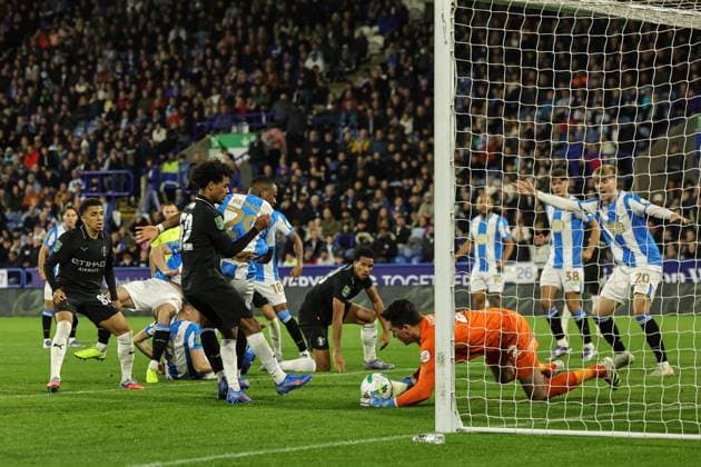 Carabao Cup Round 3 Huddersfield Town v Manchester City Lee Nicholls of Huddersfield Town collects as Oscar Bobb of Manchester City pressures during the Carabao Cup Round 3 match Huddersfield Town vs Manchester City at Accu Stadium, Huddersfield, United Kingdom, 24th September 2025 (Photo by Mark Cosgrove News Images) Huddersfield Accu Stadium West Yorkshire United Kingdom Copyright: xMarkxCosgrove NewsxImagesx