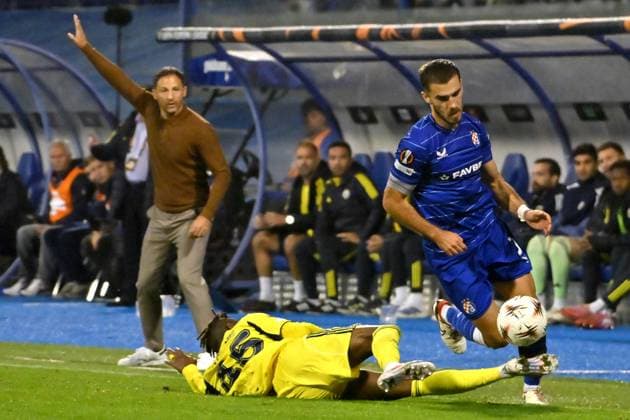 Zagreb, Croatia, September 24th 2025, Bruno Goda of Dinamo (R) in action against Dorgeles Nene of Fenerbahce (C) during the UEFA Europa League, League phase Matchday 1, match between Dinamo Zagreb (Croatia) and Fenerbahce (Turkey) at Stadium Maksimir, Zagreb, Croatia.(Photo by Igor Kupljenik Sports Press Photo)  Copyright: xIgorxKupljenikx xSPPx Sportspressphoto_SPR31314