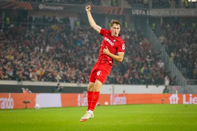 Fussball: UEFA Europa League 2025 26, 1. Spieltag - SC Freiburg vs FC Basel - Europa-Park-Stadion (Freiburg): Tor und Torjubel zum 1:0 durch Patrick Osterhage (SC Freiburg, 06) Freude, Emotionen, Jubel Freiburg im Breisgau Baden-Württemberg Deutschland Copyright: xJOERANxSTEINSIEKx