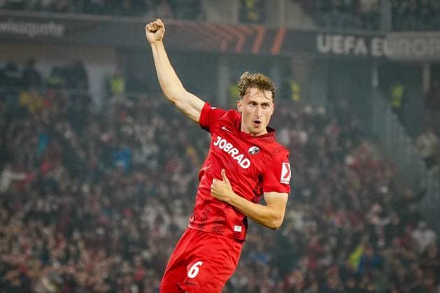 Fussball: UEFA Europa League 2025 26, 1. Spieltag - SC Freiburg vs FC Basel - Europa-Park-Stadion (Freiburg): Tor und Torjubel zum 1:0 durch Patrick Osterhage (SC Freiburg, 06) Freude, Emotionen, Jubel Freiburg im Breisgau Baden-Württemberg Deutschland Copyright: xJOERANxSTEINSIEKx