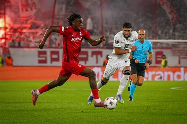 Fussball: UEFA Europa League 2025 26, 1. Spieltag - SC Freiburg vs FC Basel - Europa-Park-Stadion (Freiburg): Johan Manzambi (SC Freiburg, 44) mit Ibrahim Salah (FC Basel, 21), dahinter Schiedsrichter Luis Miguel Branco Godinho (Portugal) Copyright: xJOERANxSTEINSIEKx