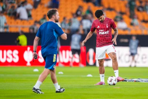 September 24, 2025, Sevilla, Sevilla, SPAIN: Morgan Gibbs-White of Nottingham Forest FC warms up during the UEFA Europa League, football match played between Real Betis and Nottingham Forest at La Cartuja stadium on September 24, 2025, in Sevilla, Spain. Sevilla SPAIN - ZUMAa181 20250924_zaa_a181_153 Copyright: xJoaquinxCorcherox